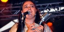 En gledesstrålende Rita Engedalen har nettopp mottatt årets bluespris.